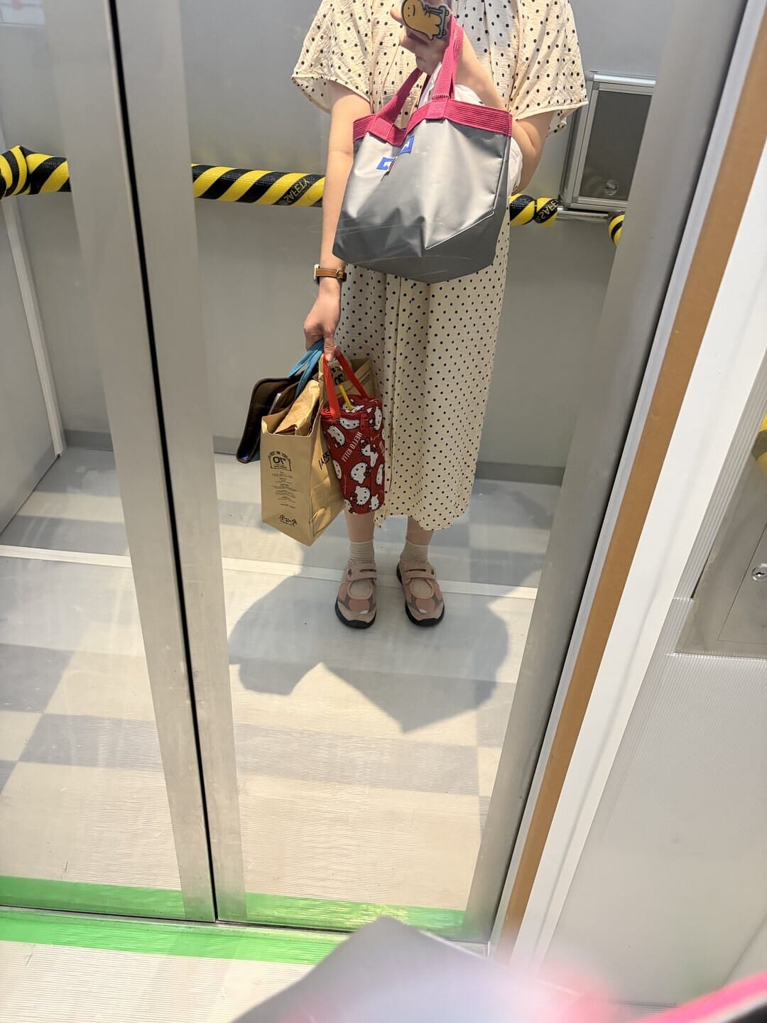 짐을 든 손에 함께 걸려 있는 보냉백